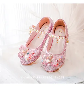 Détail de chaussures Mary Jane à paillettes roses avec nœud bijoux et bride perle