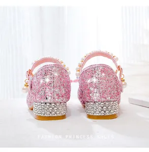 Vue arrière de chaussures de princesse rose pailleté avec brides en perles et talons ornés