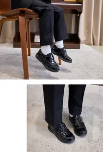 Detaillierte Nahaufnahme schwarzer Lackleder-Brogues für Jungen mit Klettverschluss und Gravur