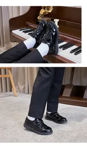 Detail von Jungen Lackleder-Brogues in Schwarz mit praktischem Klettverschluss-System