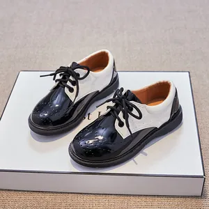 Chaussures richelieu bicolores pour garçons style britannique avec détails richelieu