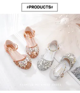 Vue détaillée des ballerines princesse à paillettes avec nœuds en strass et perles