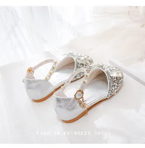 Vue détaillée des chaussures de princesse à paillettes argentées avec nœud en strass