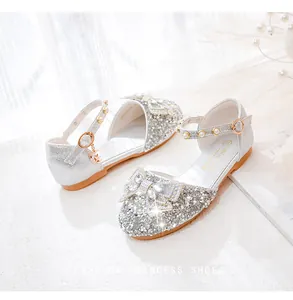 Détails de chaussures princesse pailletées argentées avec nœud en strass et perles