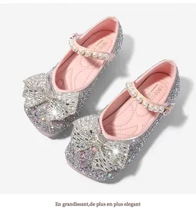 Détail de ballerines argentées pour filles avec nœud strassé et bride en perles