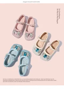 Détail de fleur en strass et bride en perles sur chaussures de princesse pour fille