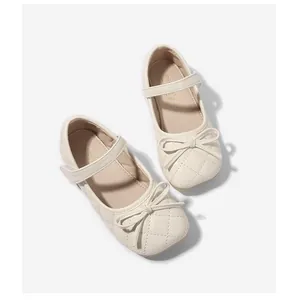 Detailansicht der beigen Mary Jane Mädchenschuhe mit Steppmuster und Schleife