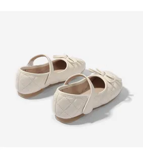 Detailansicht der cremefarbenen Mary Jane Schuhe mit Rautensteppung und kleiner Schleife