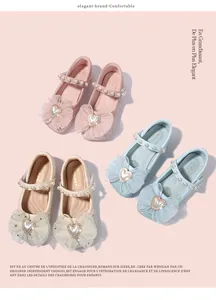 Dettaglio di scarpe Mary Jane glitterate in rosa, blu e crema con grandi fiocchi decorativi