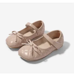 Detailansicht der gesteppten nudefarbenen Mary Jane Schuhe für Mädchen mit Schleife