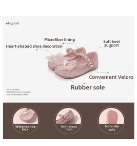 Dettaglio scarpe principessa rosa con paillettes, suola antiscivolo e decorazione a cuore