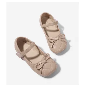 Detailansicht beige Mary Jane Schuhe für Mädchen mit Steppmuster und Schleife