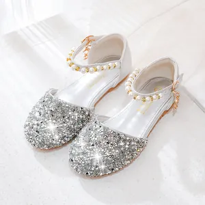 Glitzernde silberne Mädchen Prinzessin Sandalen mit Perlenriemen und weicher Sohle