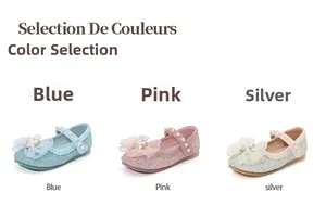 Dettaglio delle scarpe Mary Jane con paillettes nei colori blu, rosa e argento con fiocchi