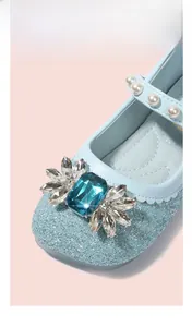 Détails de chaussures de princesse bleues à paillettes avec motif de fleur en strass brillant