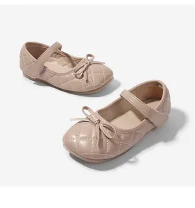 Detailansicht der beigen Mary Jane Schuhe für Mädchen mit Steppmuster und Schleife
