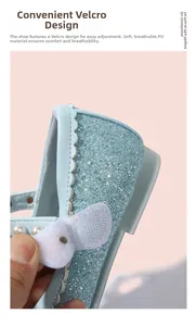 Détail de la chaussure princesse bleue avec bride velcro et paillettes brillantes