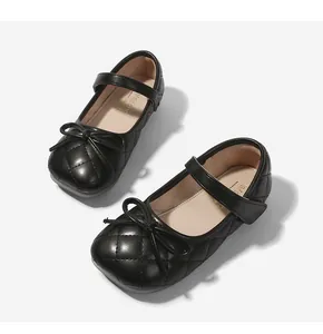Detailansicht schwarzer Mary Jane Schuhe mit Steppmuster und kleiner Schleife