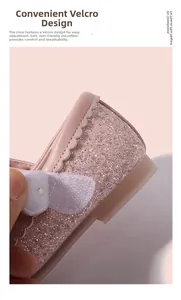 Dettaglio di scarpe Mary Jane rosa con paillettes, cinturino a strappo e microfibra morbida