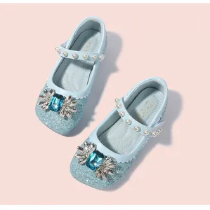 Vue détaillée des chaussures pailletées bleu clair pour fille avec bijou et perles