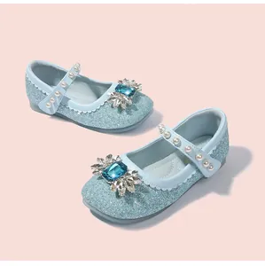 Détail de chaussures de princesse à paillettes bleues avec gemme et bride de perles