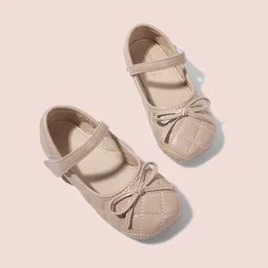 Elegante beige Mary Jane Mädchenschuhe mit Steppmuster und Schleifendetail