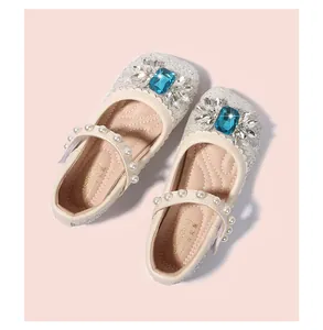 Détails de chaussures Mary Jane à paillettes argentées, bijoux bleus et perles blanches