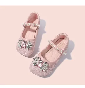 Gros plan détaillé des chaussures Mary Jane à paillettes roses avec bijou et perles