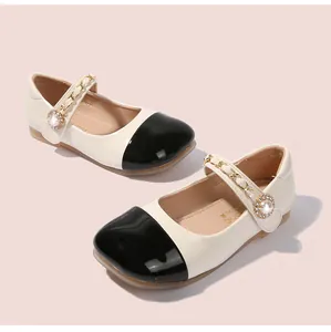 Detailansicht der Mary Jane Schuhe mit Strasskette und schwarzer Lacklederkappe