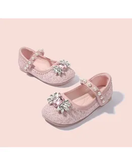 Détail de chaussures roses à paillettes avec bride en perles et fleur de strass brillante
