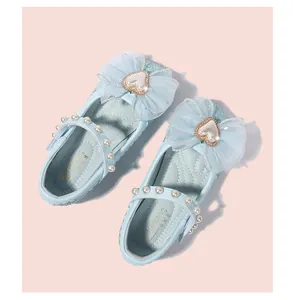 Vista dettagliata dall'alto delle scarpe Mary Jane glitter azzurre con fiocco di tulle