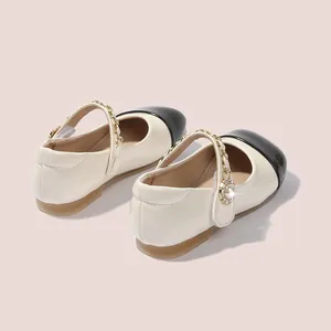 Klassische zweifarbige Mary Jane Schuhe für Mädchen mit Elfenbeinbody und schwarzer Kappe