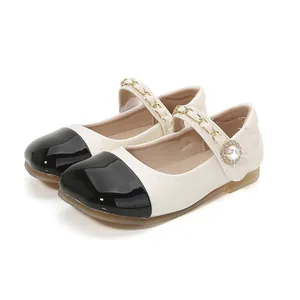 Klassische Mary Jane Schuhe für Mädchen in Beige und schwarzem Lackleder mit Perlenkette