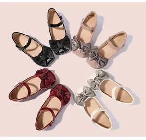 Vue de dessus de chaussures Mary Jane en cuir verni avec nœuds en noir, beige, rouge et blanc
