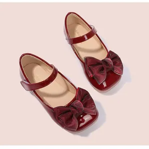 Détail de chaussures Mary Jane rouges pour filles avec un grand nœud en mesh brillant