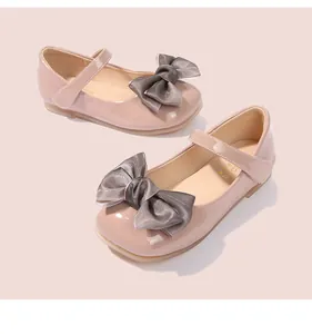 Détail de babies roses en cuir verni pour filles avec un grand nœud en organza chic