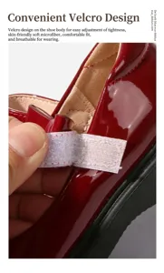 Detail von roten Lackleder-Mary-Janes mit verstellbarem Klettverschluss für Mädchen