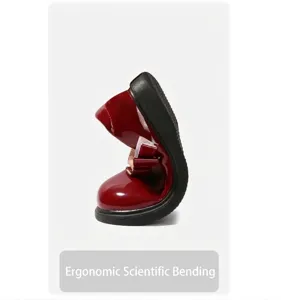 Makroansicht der flexiblen ergonomischen Sohle bei roten Lackleder-Ballerinas für Mädchen