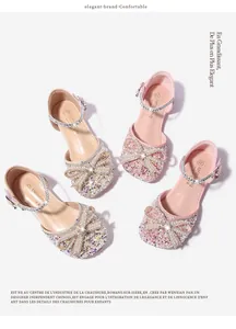 Detalle de zapatos brillantes para niña en rosa y champán con lazos de pedrería