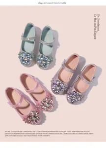 Detail von Mädchen Prinzessin Schuhen mit Glitzer und großen floralen Strass-Schnallen