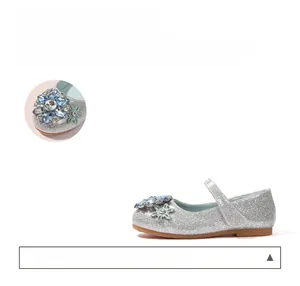 Details der silbernen Glitzer-Kinderschuhe mit funkelnder blauer Strass-Schleife