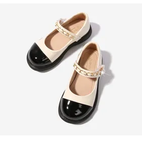 Détail de chaussures Mary Jane pour filles en cuir crème avec bout noir et perle