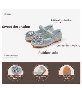 Details von blauen Strassblüten und rutschfester Gummisohle bei Mädchen Prinzessin Schuhen