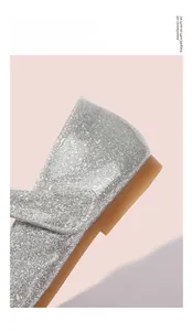 Detail der silbernen Pailletten-Kinderschuhe mit verstärkter Ferse und Handnaht-Design