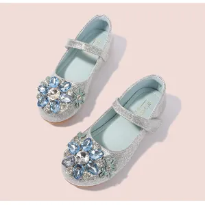 Nahaufnahme glitzernder Silberpailletten und blauer Strassblume auf Mädchen-Prinzessschuhen