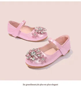 Detailansicht rosa Glitzer Mary Jane Schuhe mit Strassblume und Klettverschlussband