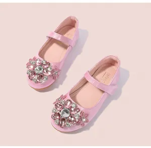 Detailaufnahme der funkelnden rosa Prinzessinnenschuhe mit Kristallblumen-Dekoration