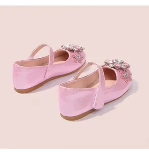 Detail von rosa Mary Jane Flachschuhen für Mädchen mit Glitzer und Juwelen-Blumendekor