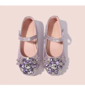Makroansicht lila Glitzer-Mary-Jane-Schuh mit Kristallblume und Klettverschluss