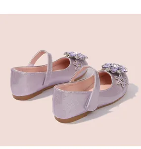 Details von lila Glitzer-Mary-Jane-Schuhen mit Kristallblumen und Klettverschluss